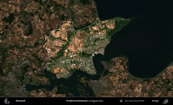 Fredericia Kommune. Danimarka 'nın idari alanı, Ağustos 2022' de çekilen Kopernik Nöbetçi karolarından oluşan koyu renkli bir uydu görüntüsü üzerine vurgulandı ve özetlendi.