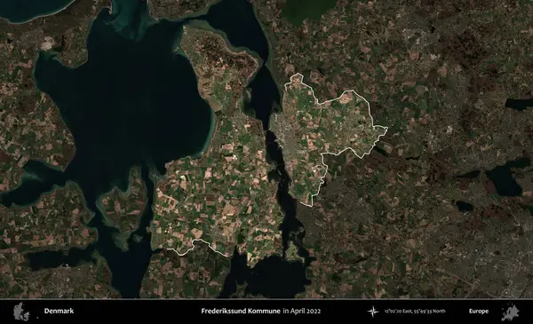 Frederikssund Kommune. Danimarka 'nın idari alanı, Nisan 2022' de çekilen Kopernik Nöbetçi karolarından oluşan koyu renkli bir uydu görüntüsü üzerine vurgulandı ve özetlendi.