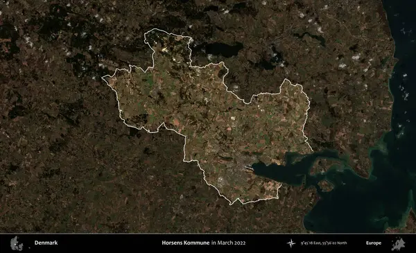 Horsens Kommune. Danimarka 'nın idari alanı, Mart 2022' de çekilen Kopernik Nöbetçi karolarından oluşan koyu renkli bir uydu görüntüsü üzerine vurgulandı ve özetlendi.