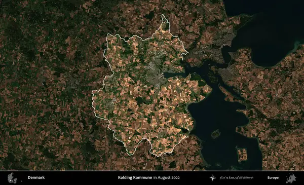 Kolding Kommune. Danimarka 'nın idari alanı, Ağustos 2022' de çekilen Kopernik Nöbetçi karolarından oluşan koyu renkli bir uydu görüntüsü üzerine vurgulandı ve özetlendi.