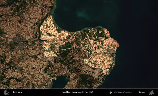 Norddjurs Kommune. Danimarka 'nın idari alanı, Temmuz 2018' de çekilen Kopernik Nöbetçi karolarından oluşan koyu renkli bir uydu görüntüsü üzerine vurgulandı ve özetlendi.