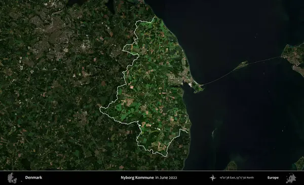 Nyborg Kommune. Danimarka 'nın idari alanı, Haziran 2022' de çekilen Kopernik Nöbetçi karolarından oluşan koyu renkli bir uydu görüntüsü üzerine vurgulandı ve özetlendi.