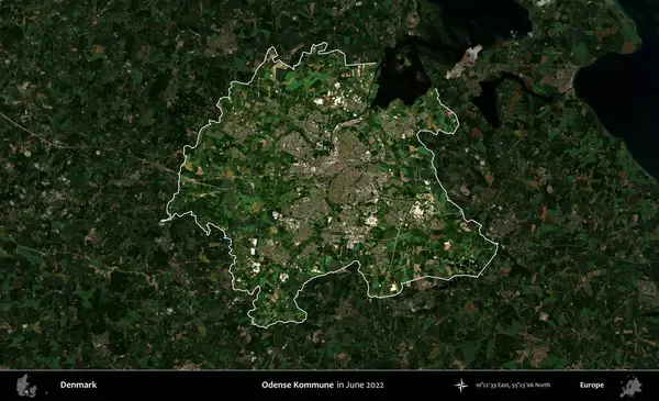 Odense Kommune. Danimarka 'nın idari alanı, Haziran 2022' de çekilen Kopernik Nöbetçi karolarından oluşan koyu renkli bir uydu görüntüsü üzerine vurgulandı ve özetlendi.