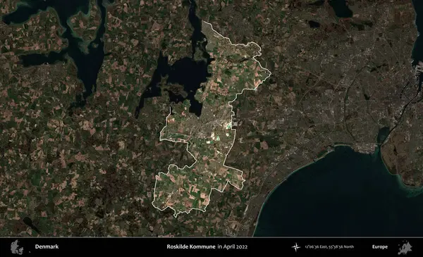 Roskilde Kommune. Danimarka 'nın idari alanı, Nisan 2022' de çekilen Kopernik Nöbetçi karolarından oluşan koyu renkli bir uydu görüntüsü üzerine vurgulandı ve özetlendi.