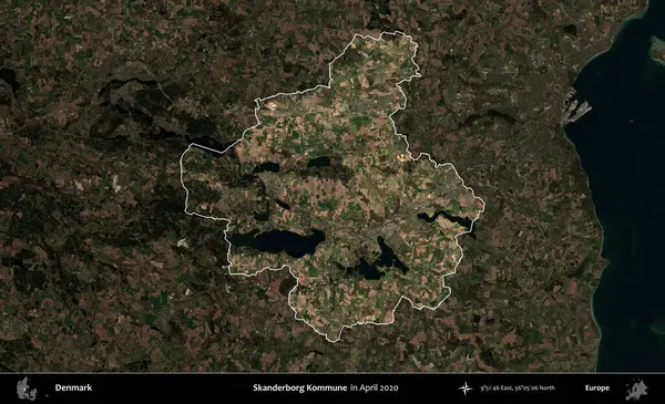 Skanderborg Kommune. Danimarka 'nın idari alanı, Nisan 2020' de çekilen Kopernik Nöbetçi karolarından oluşan koyu renkli bir uydu görüntüsü üzerine vurgulandı ve özetlendi.