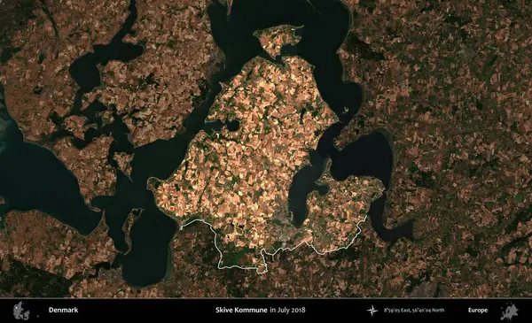 Kommune 'yi geç. Danimarka 'nın idari alanı, Temmuz 2018' de çekilen Kopernik Nöbetçi karolarından oluşan koyu renkli bir uydu görüntüsü üzerine vurgulandı ve özetlendi.