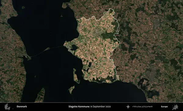 Slagelse Kommune. Danimarka 'nın idari alanı, Eylül 2020' de çekilen Kopernik Nöbetçi karolarından oluşan koyu renkli bir uydu görüntüsü üzerine vurgulandı ve özetlendi.