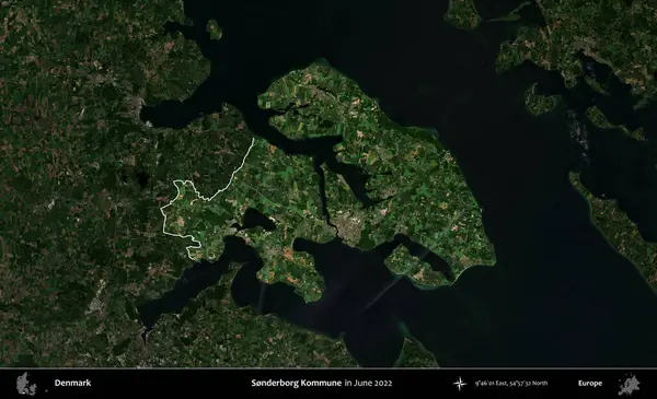 Sonderborg kommune. Danimarka 'nın idari alanı, Haziran 2022' de çekilen Kopernik Nöbetçi karolarından oluşan koyu renkli bir uydu görüntüsü üzerine vurgulandı ve özetlendi.