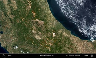 Abruzzo. Kopernik Sentinel 'in Ekim 2017' de çekilmiş uydu görüntüsü üzerine İtalya 'nın idari bölgesi.