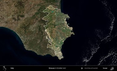 Siracusa. İtalya 'nın idari alanı, Ekim 2017' de çekilen Kopernik Nöbetçi karolarından oluşan koyu renkli bir uydu görüntüsü üzerine vurgulandı ve özetlendi.