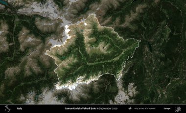 Comunita della Valle di Sole. İtalya 'nın idari alanı, Eylül 2020' de çekilen Kopernik Sentinel karolarından oluşan koyu renkli bir uydu görüntüsü üzerinde vurgulandı ve özetlendi.