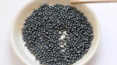 Beyaz kaptaki iyot kristalleri (granüller)