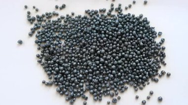 Beyaz arkaplanda iyot kristalleri (granüller)