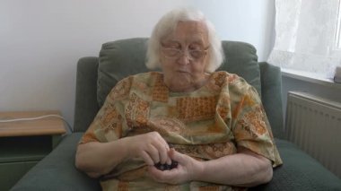 Yaşlı kadın tatlı kiraz yiyor.