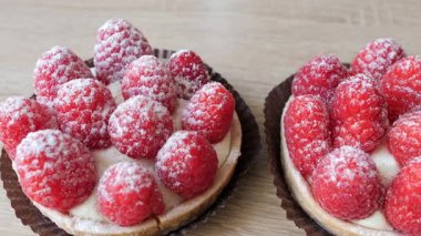 İki ahududulu tart. Ev yapımı hamur işleri