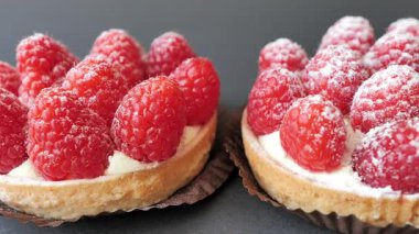 Ahududulu turtalar. Siyah arkaplanda kekler