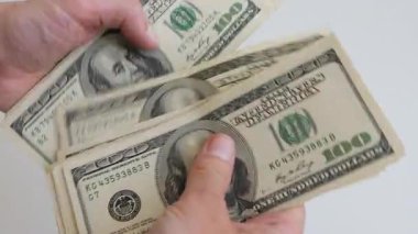 Para saymak. Amerikan dolarlarını sayıyorum. Beyaz arkaplan