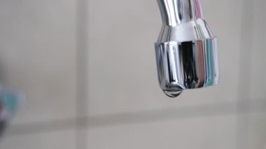 Musluk suyu. Damlayan musluk, su israfı