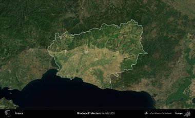 Rodop Bölgesi. Yunanistan 'ın idari alanı, Temmuz 2022' de çekilen Global Mozaik Sentinel-2 karolarından oluşan koyu renkli bir uydu görüntüsü üzerinde vurgulandı ve özetlendi