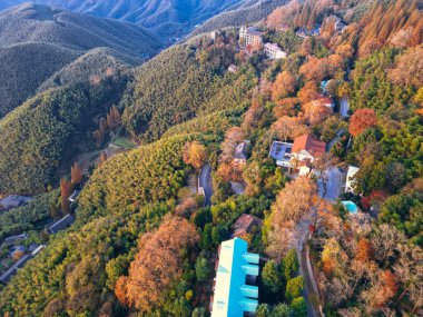 Mogan Dağı 'ndaki güzel sonbaharın hava fotoğrafları.