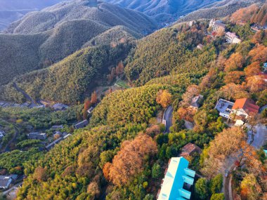 Mogan Dağı 'ndaki güzel sonbaharın hava fotoğrafları.