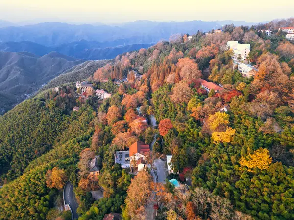 Mogan Dağı 'ndaki güzel sonbaharın hava fotoğrafları.