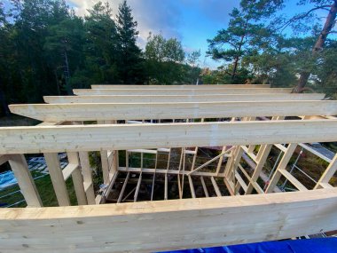 Çerçeve yapım aşamasındaki çatı için ahşap kirişler. Yüksek kalite fotoğraf