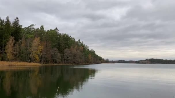 Λίμνη Ήρεμα Νερά Ανάμεσα Βράχους Και Δάση Υψηλής Ποιότητας Υλικό — Αρχείο Βίντεο