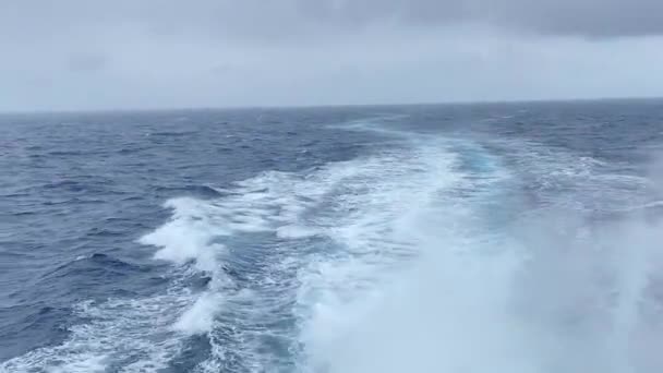 ボートは波を遮断する 移動中に船の強力なロッキング 高品質のフルHd映像 — ストック動画