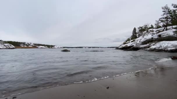 Deniz Dalgaları Karla Kaplı Kayaları Yıkıyor Yüksek Kaliteli Fullhd Görüntüler — Stok video