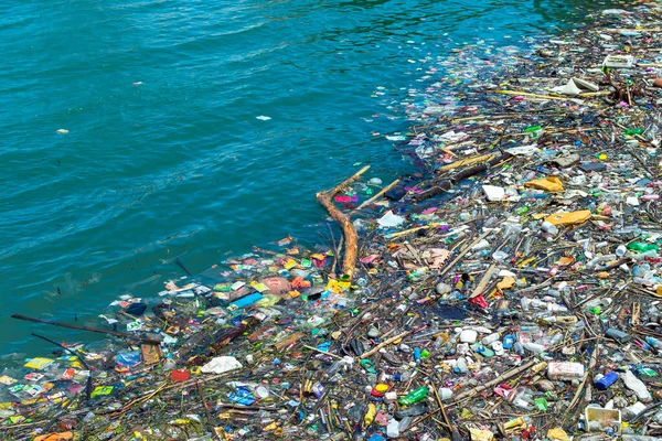 Bir sürü plastik ve denizde başka enkaz parçaları var. Ekolojik felaket. Yüksek kalite fotoğraf