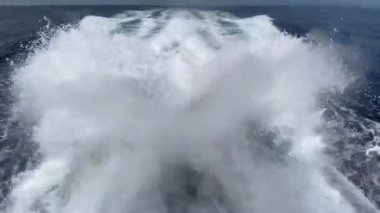 Tekne dalgaları keser. Hareket halindeyken geminin güçlü sallanması. Yüksek kaliteli FullHD görüntüler