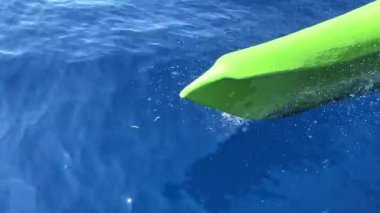 Tekne çıkıntısı mavi deniz yüzeyini yüksek hızda keser. Yüksek kaliteli FullHD görüntüler