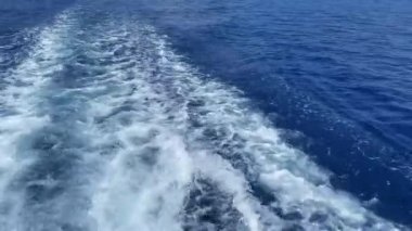 Tekne dalgaları keser. Hareket halindeyken geminin güçlü sallanması. Yüksek kaliteli FullHD görüntüler