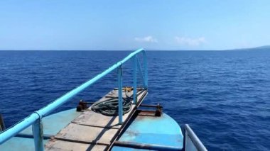 Eski bir gemi okyanusta yelken açar. Geminin pruvası