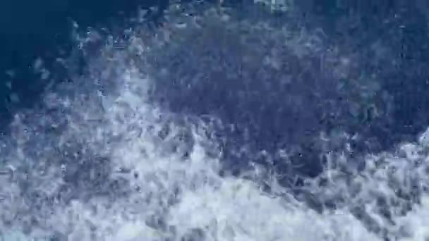 Percikan Air Laut Dari Pergerakan Kapal Ini Perahu Memotong Gelombang — Stok Video
