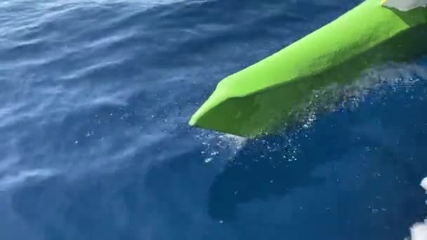 Лодка Прорезает Голубую Поверхность Моря Высокой Скорости Высококачественные Fullhd Кадры — стоковое видео