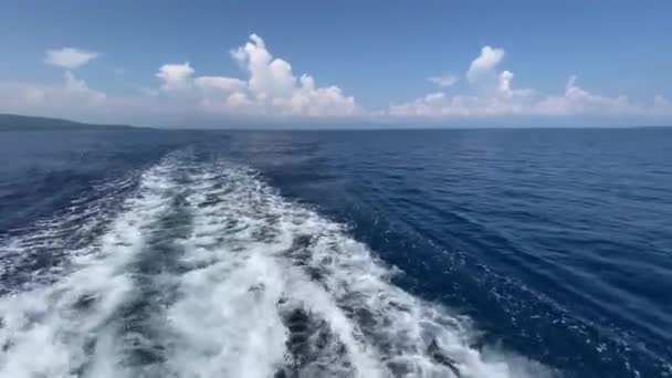 ボートは波を遮断する 移動中に船の強力なロッキング 高品質のフルHd映像 — ストック動画