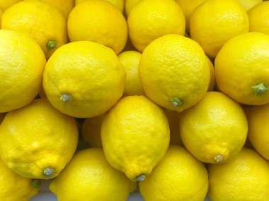 Dükkan vitrinindeki limonlar. Yüksek kalite fotoğraf