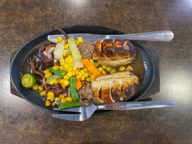 Kızartma tavasında sebzeli ızgara kalamar. Yüksek kalite fotoğraf