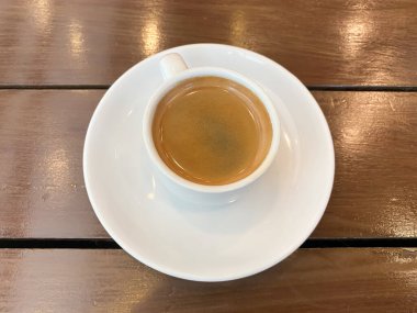 Tahta bir masada bir fincan espresso kahvesi. Yüksek kalite fotoğraf
