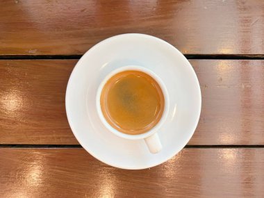 Tahta bir masada bir fincan espresso kahvesi. Yüksek kalite fotoğraf