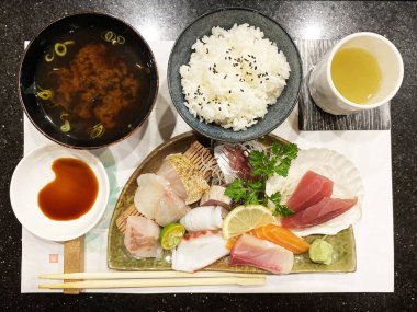 Japon restoranında yemek çubuklarıyla tabakta saşimi. Taze çiğ balık. Yüksek kalite fotoğraf