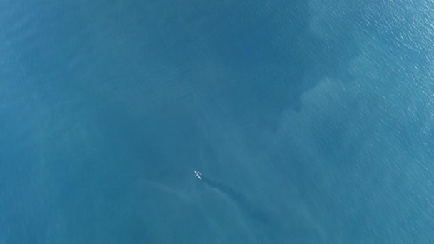 Malá Loď Pluje Křišťálově Modré Vodě Letecký Pohled Filipíny Příď — Stock video
