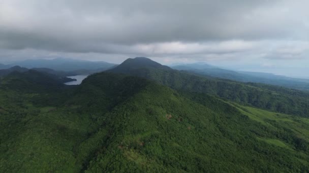 Bulutlarla Hareket Eden Tropik Bir Dağın Havadan Görünüşü Yüksek Kalite — Stok video