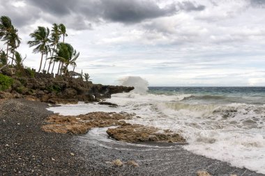 Okyanustaki bir fırtına sırasında büyük dalgalar. görüntüler