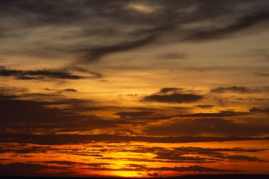 Denizin üzerinde kızgın kırmızı gün batımı. Berbat bir akşam. Yüksek kalite fotoğraf