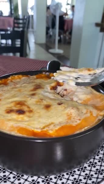 Los Espaguetis Horno Con Queso Salsa Crema Mezclan Con Tenedor — Vídeos de Stock