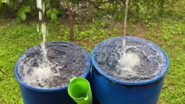 Niebieskie Duże Beczki Zbierania Wody Deszczowej Ratowanie Zasobów Naturalnych Ekologia — Wideo stockowe