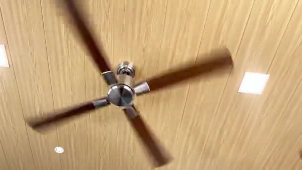 Ventilatore Soffitto Gira Rapidamente Accanto Alle Plafoniere — Video Stock